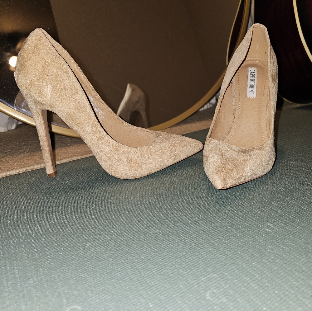 Tan heel